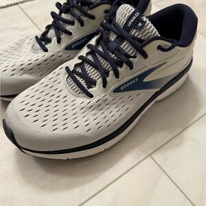 Brooks DYAD Men's sneakers in White and Navy